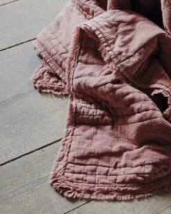 House Doctor Ruffle Plaid Dusty Berry- 261130001 7 House Doctor Ruffle Plaid Dusty Berry- 261130001 -Decoratieve Artikelen Winkel house doctor ruffle plaid dusty berry 261130001 2